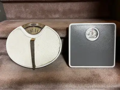 2 Bathroom Scales (5462) Left: Counselor Brand: 300 pounds, $10 Right: Health-o-Meter, 270 pounds, $...