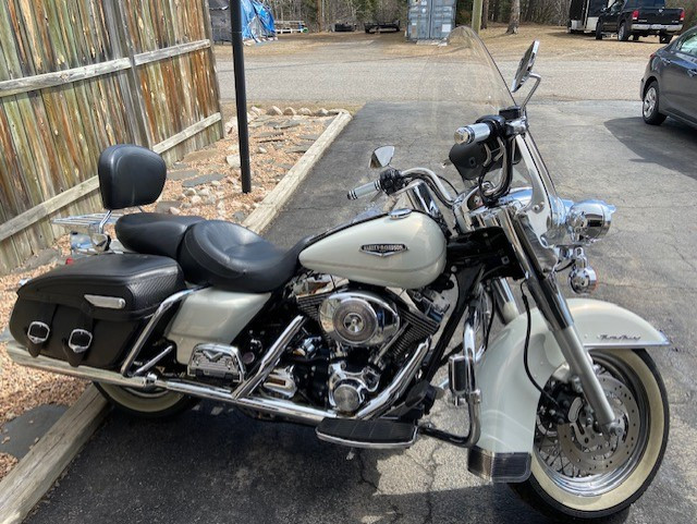 Beautiful Pearl White 2002 Harley-Davidson Road King Classic in Touring in Thunder Bay