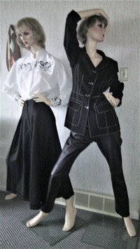 DISPLAY MANNEQUINS FOR WOMAN'S ATTIRE