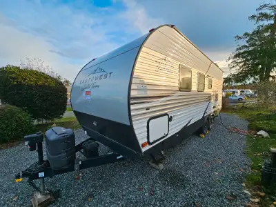 Spacious no-slide couples’ trailer with a large rear bathroom and half-ton–friendly weight. • Rear b...