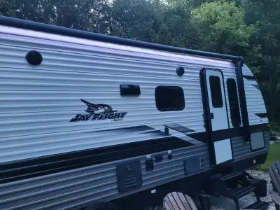 2023 Jayco Jayflight ,1 owner, purchased new and parked on a private lot by Jayco staff so never pul...