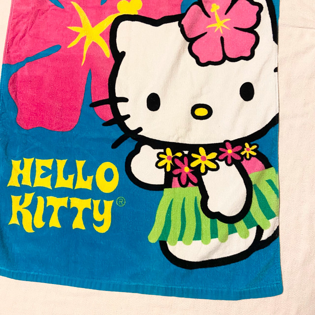 2012 Hello Kitty Hawaii Towel Sanrio 57 x 29 Inch Hawaiian Towel in Arts & Collectibles in City of Toronto - Image 2