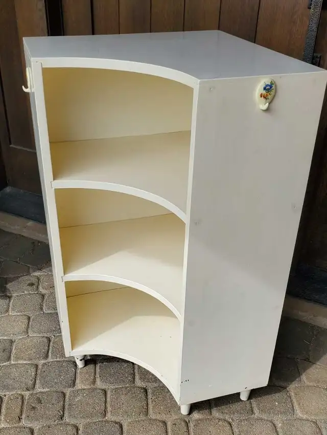 Vintage Wood Three Shelf Corner Cabinet  in Bookcases & Shelving Units in Oakville / Halton Region - Image 2