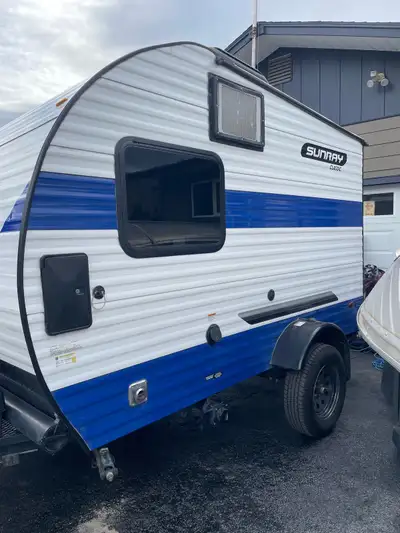 2022 Sunday Classic 139 14’ long. Original owner. Great for two people. Outdoor kitchen. Big fridge,...