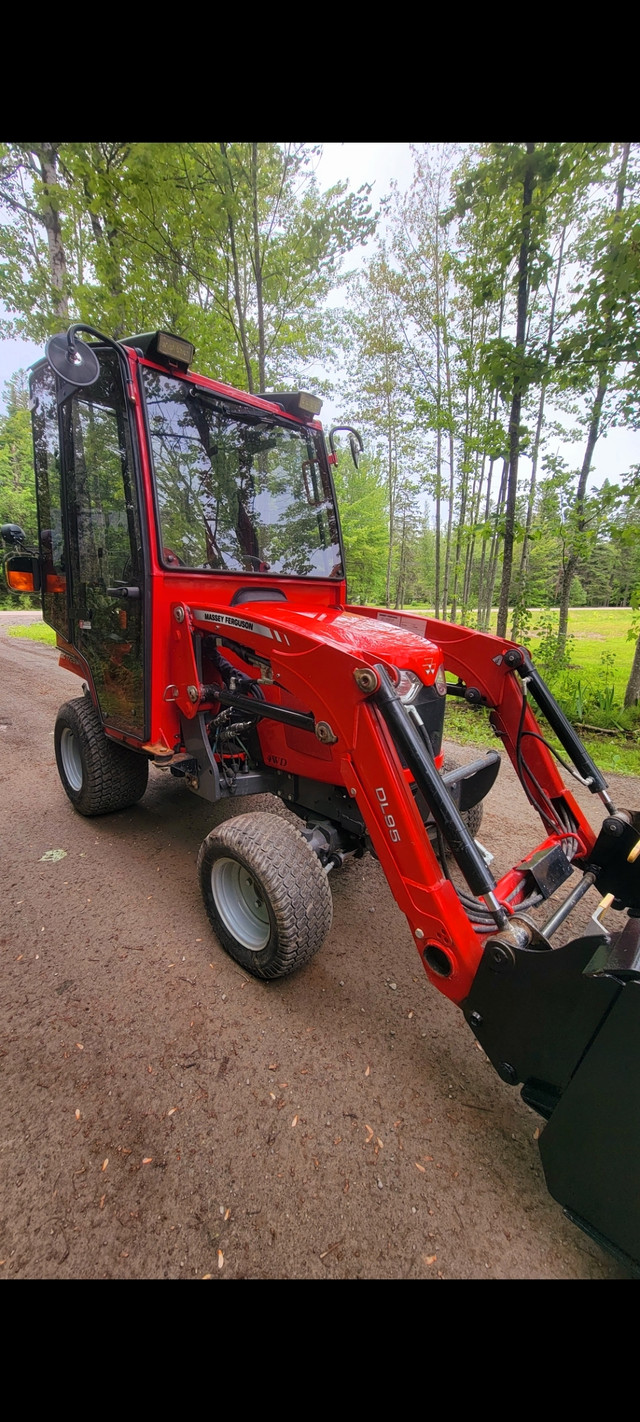 2019 MASSEY 1725 4X4 LOW HRS,WARRANTY Farming Equipment Moncton