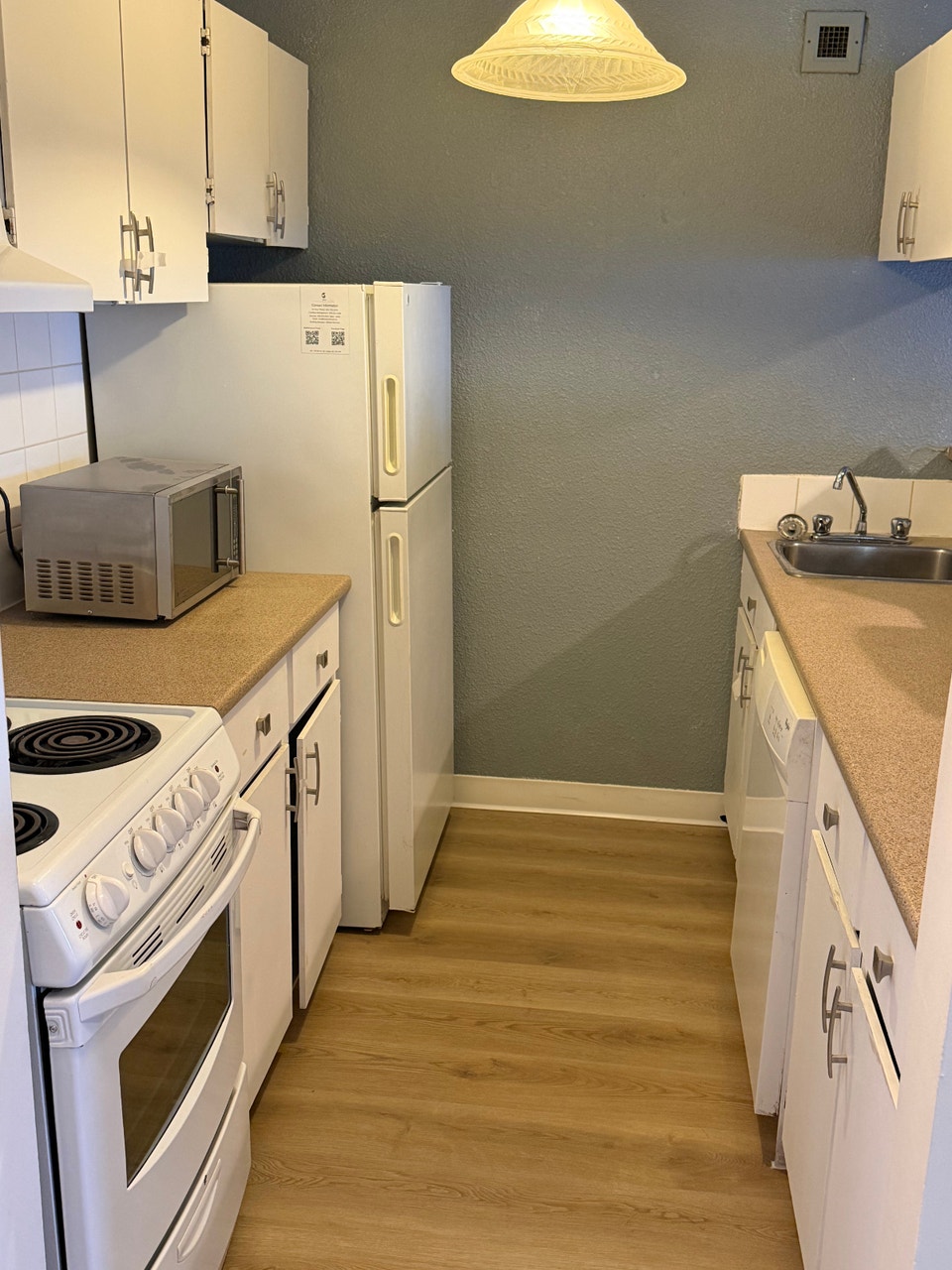 Huge Downtown Corner Unit + Massive Balcony & Views! (1BR + Den) 5