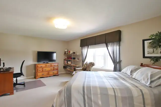 Charming Master Bedroom in Kanata-Stittsville 1100 in Room Rentals & Roommates in Ottawa - Image 4