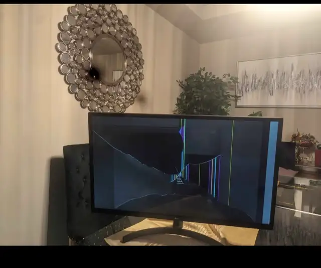 LG monitor with a broken screen in Desktop Computers in Edmonton - Image 3