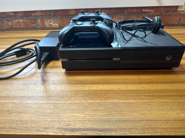 Xbox One and 2 controllers in XBOX One in Cole Harbour - Image 2