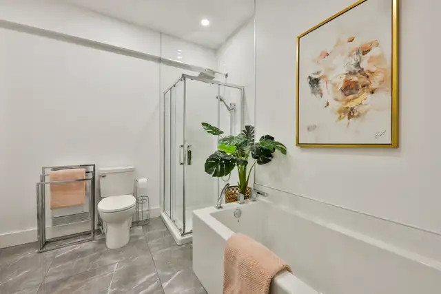 VILLAGE RÉNOVÉ 2021 - 3CAC AVEC TERRAIN PRIVÉ + ÉLECTROMÉNAGERS in Long Term Rentals in City of Montréal - Image 11