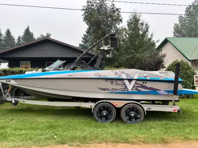 Engine: Factory Monsoon 5.7 L inboard (~335 HP) – powerful, reliable, easy to maintain. Hours: 469 L...