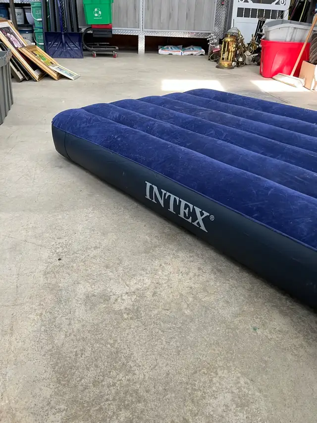 Matelas pneumatique de lit pliant de camping in Fishing, Camping & Outdoors in Lanaudière - Image 4