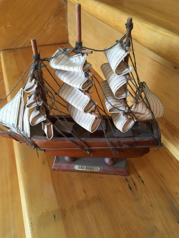 2 petits bateaux en bois décoratifs, peuvent être vendus séparés dans Art et objets de collection  à Ville de Québec - Image 3