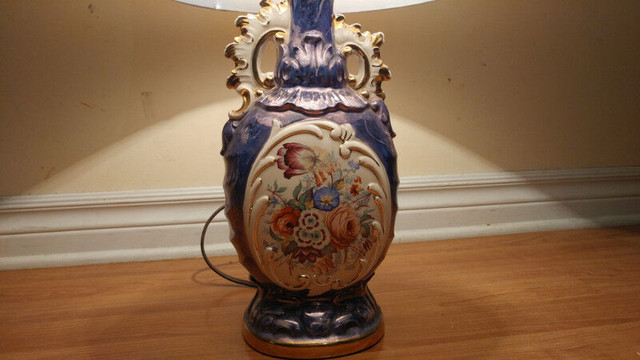 Lampe en Porcelaine Vintage dans Art et objets de collection  à Longueuil/Rive Sud - Image 2