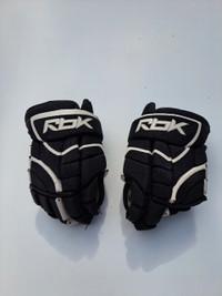 Junior hockey gloves