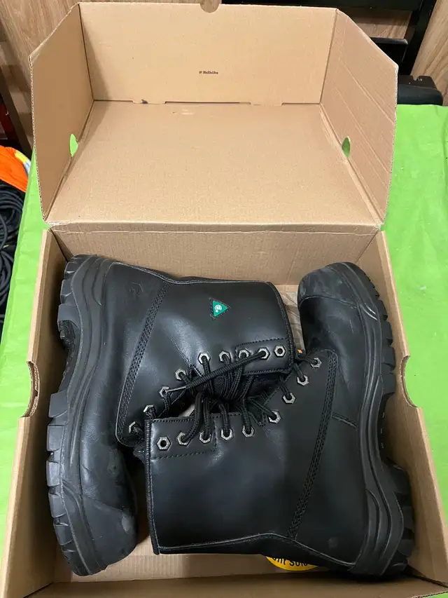 Size 9.5 Work boots, safety boots steel toed boots CSA approved in Men's Shoes in Saskatoon - Image 3