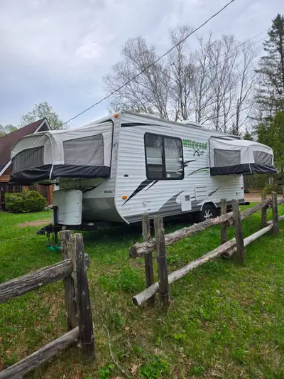 Roulotte hybride 2011 Wildwood Xlite 6 places 17 pieds Beaucoup de rangement Panneau solaire Auvent...