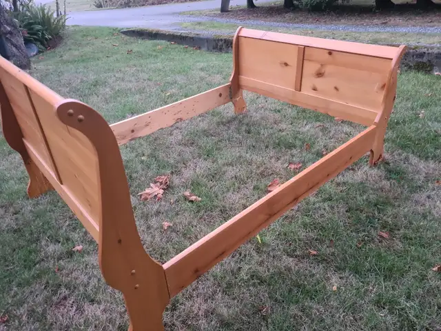 Wooden Queen Size Sleigh Bed in Beds & Mattresses in Cowichan Valley / Duncan - Image 3