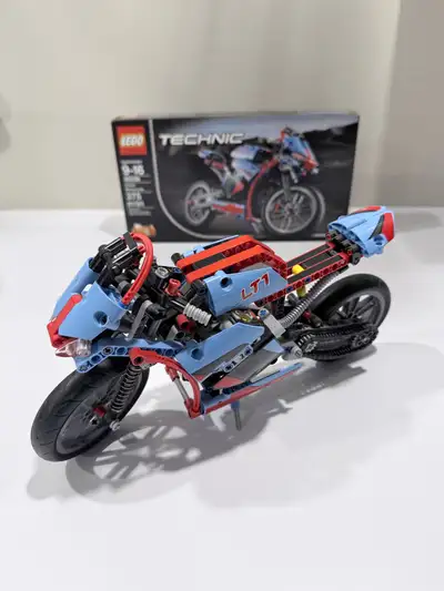 LEGO Technic Street Motorcycle (42036) Features include: full fairing, front and rear suspension, ch...