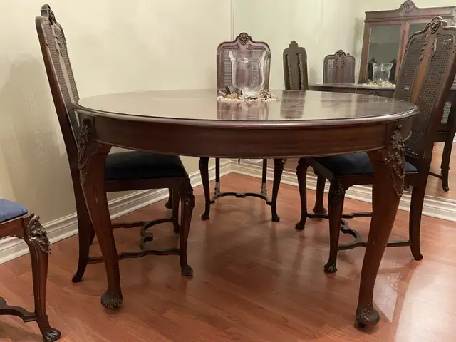 Antique mahogany dining room table with chairs in Dining Tables & Sets in City of Toronto - Image 3