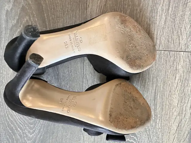Valentino Garavani Heels with Bow Size 6 in Women's - Shoes in City of Toronto - Image 3