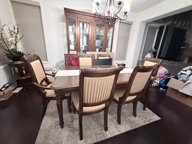 Traditional Wood Dining Table with 6 Chairs in Dining Tables & Sets in Oshawa / Durham Region - Image 3