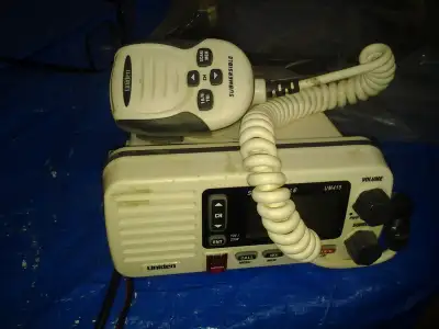 Uniden Submersible UM415 Radio vhf marine radio 514-815-3616 hundreds of radios various model and br...