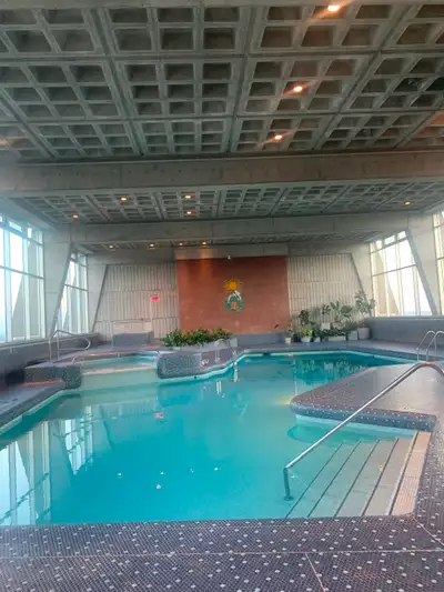 3 ½ lumineux au 23e étage, face au parc La Fontaine, avec vue dégagée et accès à une galerie commerc...