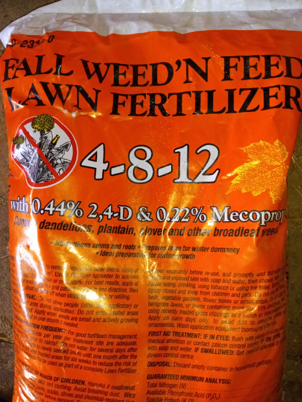 Weed n Feed Fall and Winter Fertilizer in Plants, Fertilizer & Soil in Annapolis Valley