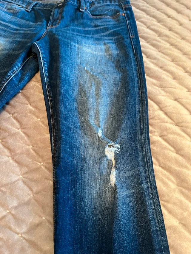 Women’s distressed jeans - gap  in Women's - Bottoms in Markham / York Region - Image 4