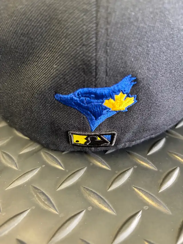 Toronto Blue  jays  Canadian leaf crest size 7/563804702641155121