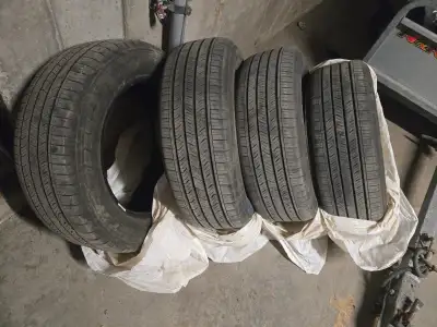 Pneu 4 saisons toyotire P235/60 R18, 1 saison d'usure. 500$ 4 mags mitsubishi outlander 18", utilise...