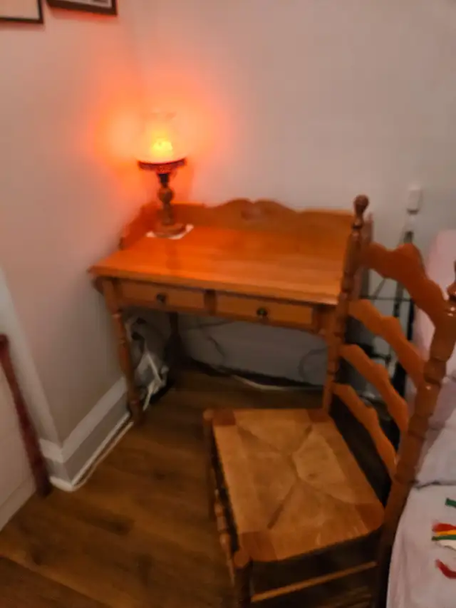 ensemble pupitre et chaise colonila Roxton in Desks in Edmundston - Image 2