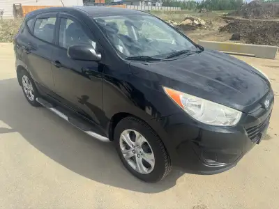 2010 Hyundai Tucson 2.4 L 4 cylinder 265000 kms Factory Bluetooth/hands free Black exterior with lea...