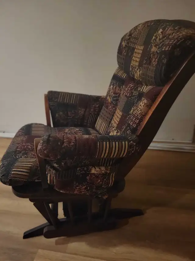rocking chair in Chairs & Recliners in Ottawa - Image 3