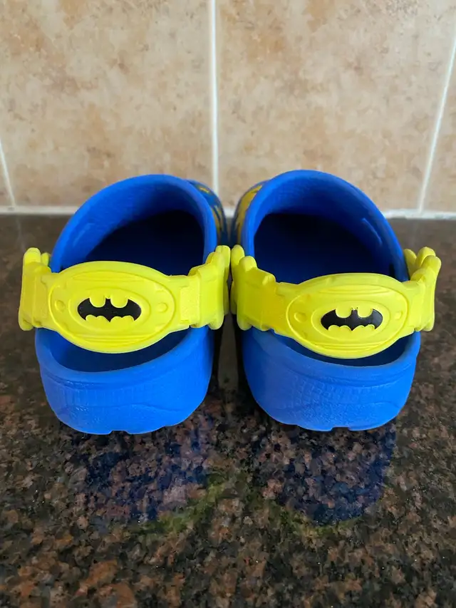 Crocs Batman shoes toddler size 8/9 in Kids & Youth in Ottawa - Image 5