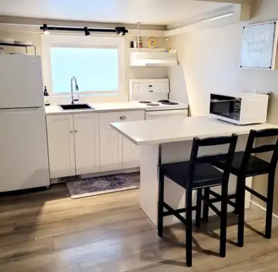 This bright and spacious 1 bedroom suite is located on 27th Street. It is right in the heart of Vern...