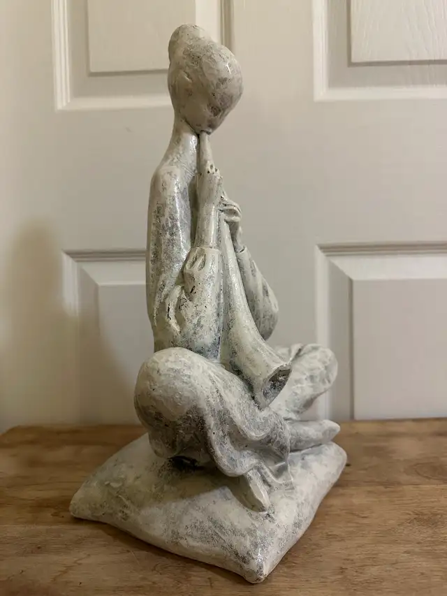 Vintage Leonardo sculpture girl with  horn musical instrument in Arts & Collectibles in City of Montréal - Image 6