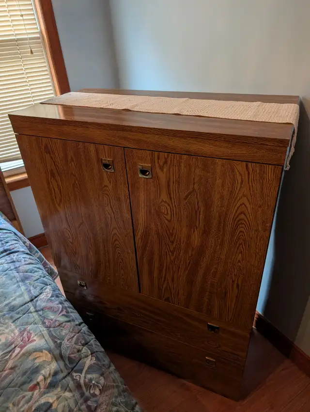Vintage Canadian Made 6 Piece Bedroom Set in Dressers & Wardrobes in City of Toronto - Image 5