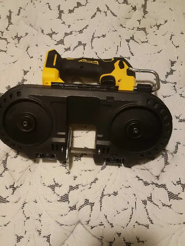 New Dewalt Bandsaw in Power Tools in Oshawa / Durham Region - Image 3