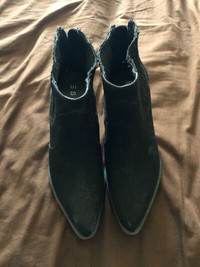 Woman’s boots size 6
