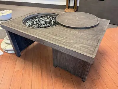 Table de feu foyer au gaz démonstrateur de plancher Gris / Gas Fire Pit Table 47" x 29" x 21" H Uniq...