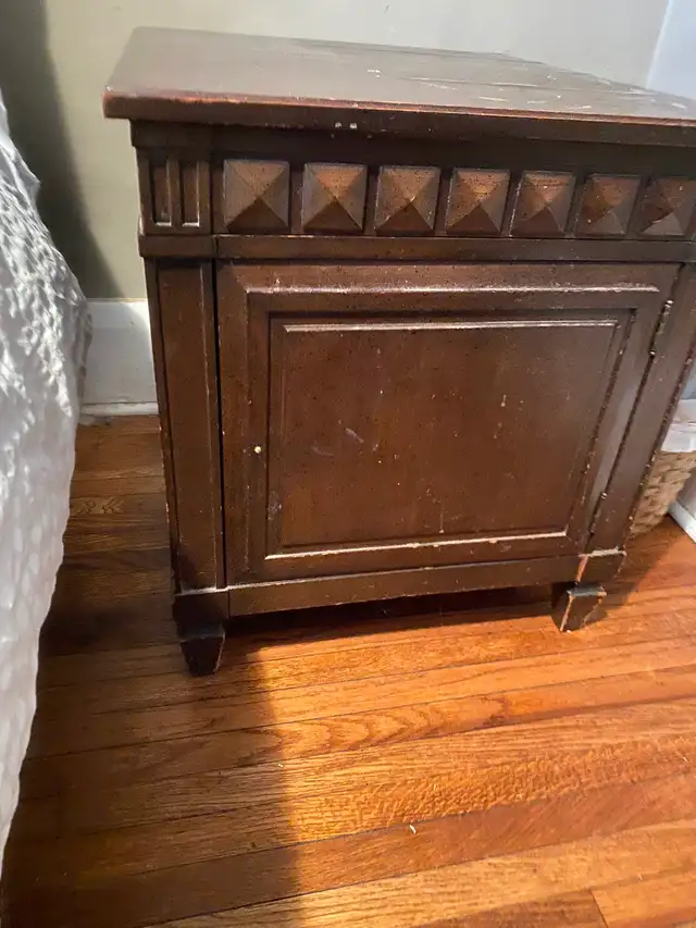 2 similar vintage-style solid oak dark wood cabinet, sideboard in Hutches & Display Cabinets in City of Toronto - Image 4