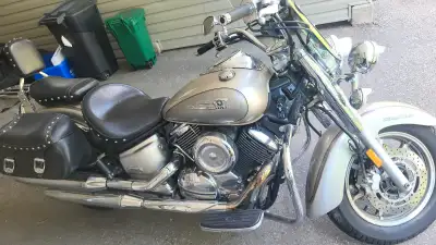 2006 Yamaha Vstar 1100 classic 61,000kms. certified last year, selling as is heel-toe shifter, brand...