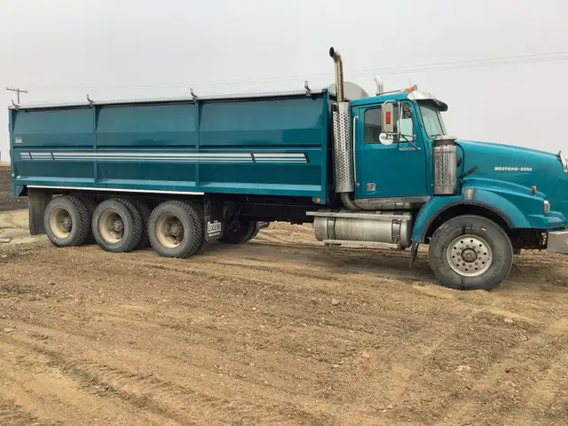 2004 Western Star Tridrive in Heavy Trucks in Regina - Image 2