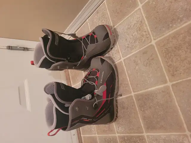 Soloman snowboarding boots 10.5 mens in Snowboard in Kelowna - Image 2