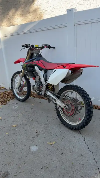 2007 Honda crf250R runs and drives mint. Chains and sprockets are next to new. Tires and good shape....