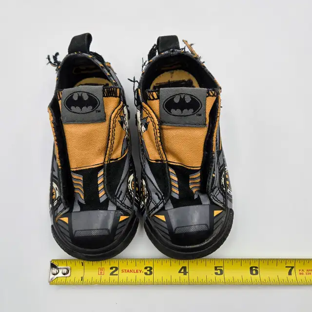 Batman Converse Trainers Size 6 Infants Kids Rare Read in Kids & Youth in Strathcona County - Image 4