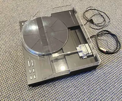 This is still arguably a state-of-the-art turntable because of the straight tone arm, which centres...