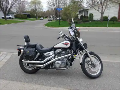 1994 Honda Shadow VT 1100 cc .66450 km.Equipt with battery charger cobra exhaust pipes & original pi...
